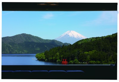 展望室よりみる芦ノ湖と富士山
